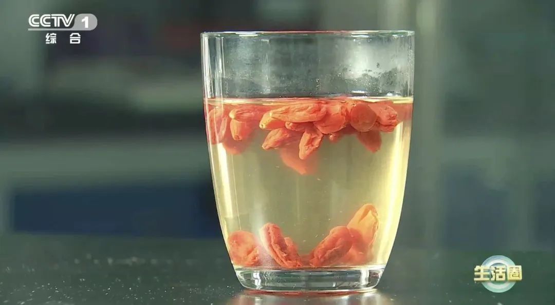 枸杞是秋天的“长寿药”，如果你只拿来泡水喝，那就太浪费了，三步帮你选出好枸杞