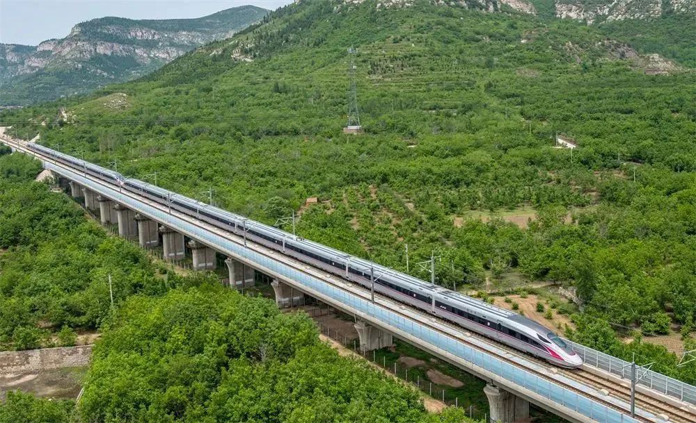 中国高铁一公里耗一万度电?官方:偷换概念 中国高铁一公里耗一万度电?官方:偷换概念