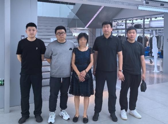 事发沈阳中街!一名50多岁女子被警方当场控制!亲生女儿竟不知其真名…… 事发沈阳中街!一名50多岁女子被警方当场控制!亲生女儿竟不知其真名……