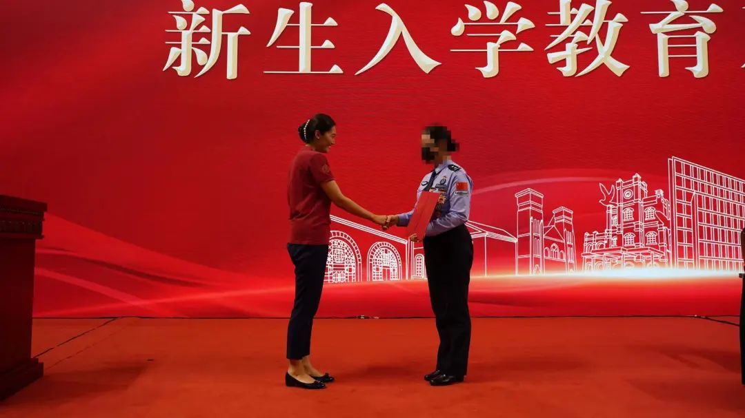 “激动，当屏幕上的缉毒英雄出现在自己眼前……”