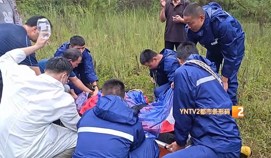 云南一女子上山捡菌,意外遭遇雷击,衣服裤子都破了…… 云南一女子上山捡菌,意外遭遇雷击,衣服裤子都破了……