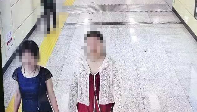 事发沈阳中街!一名50多岁女子被警方当场控制!亲生女儿竟不知其真名…… 事发沈阳中街!一名50多岁女子被警方当场控制!亲生女儿竟不知其真名……