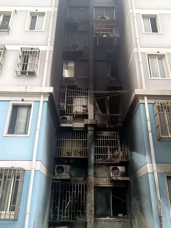 上海宝山一小区凌晨起火,多辆非机动车被烧毁 上海宝山一小区凌晨起火,多辆非机动车被烧毁