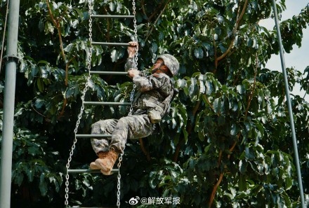看现场!武警官兵多课目训练正在进行中 看现场!武警官兵多课目训练正在进行中