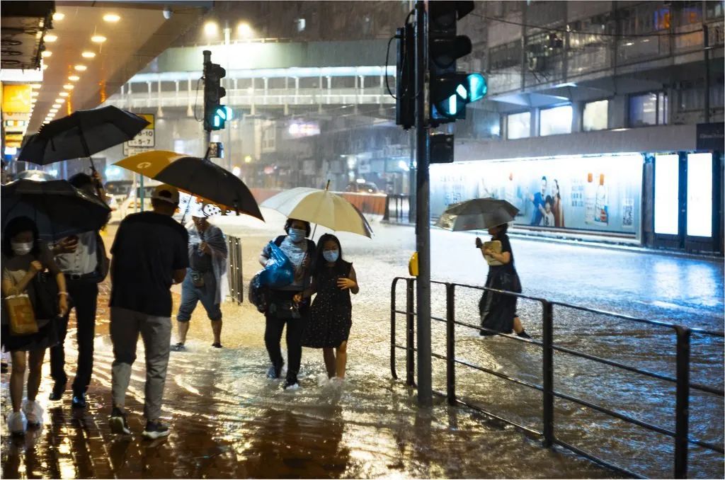 “摩羯”今日登陆，港澳已挂“八号风球”，多地停课！