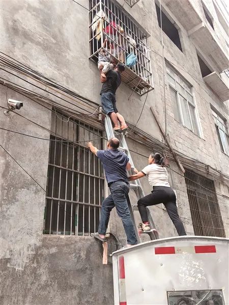 这一幕太惊险！广西男童头卡防盗网，身体悬空……