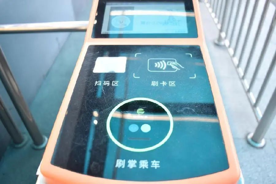 广州BRT试运行“刷掌”乘车，市民：太方便了！