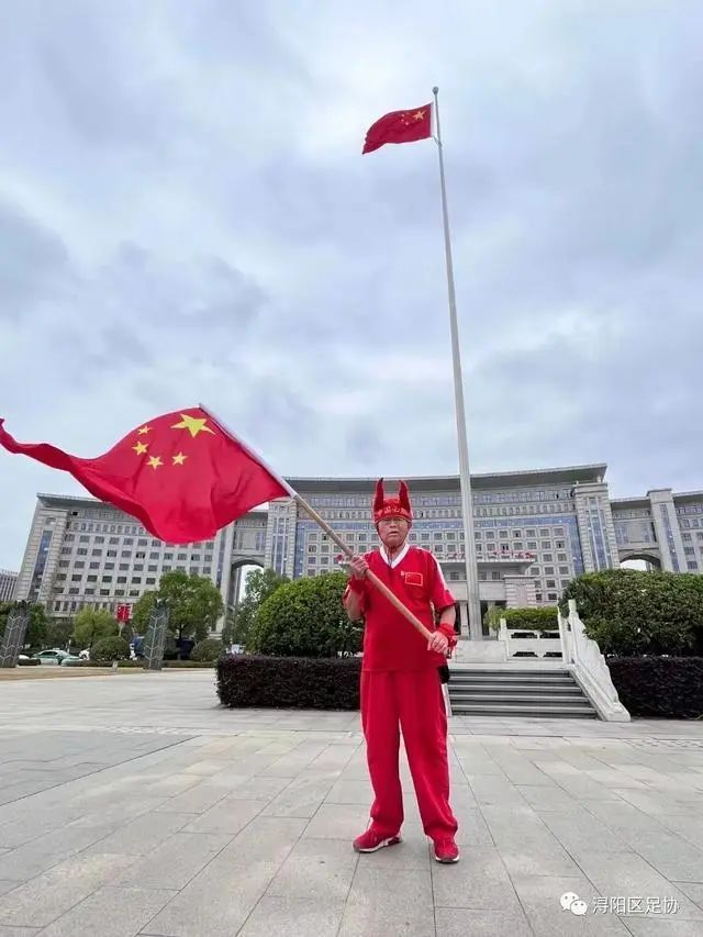 突发 | 资深球迷桂二牛昨晚去世！曾因中国队落败砸电视、跳长江……