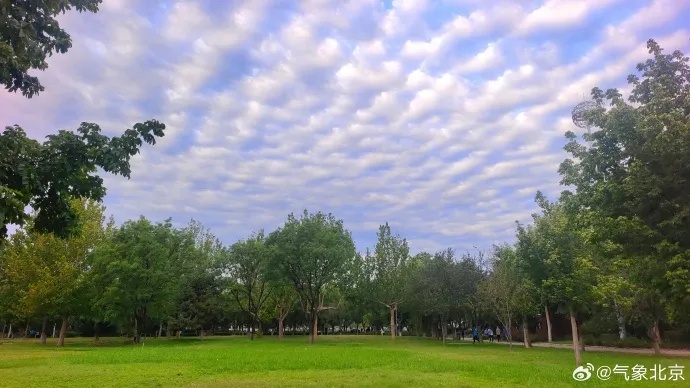 今天北京的天，惊艳了所有人！然而，雨马上来了……