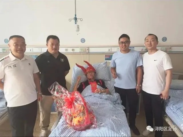 突发 | 资深球迷桂二牛昨晚去世！曾因中国队落败砸电视、跳长江……