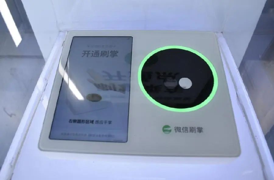 广州BRT试运行“刷掌”乘车，市民：太方便了！