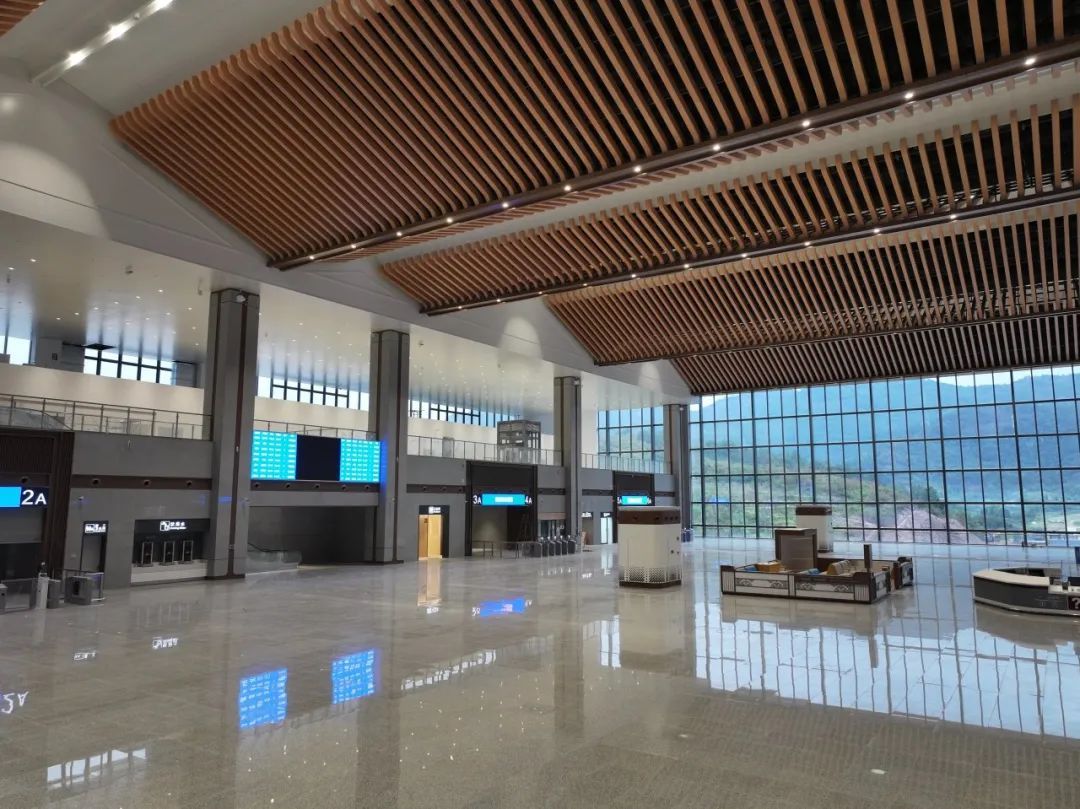 首发列车开出! 首发列车开出!