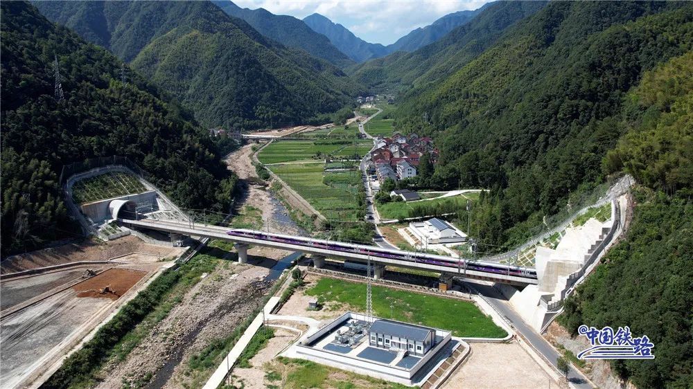 开通运营!紫色复兴号出发! 开通运营!紫色复兴号出发!