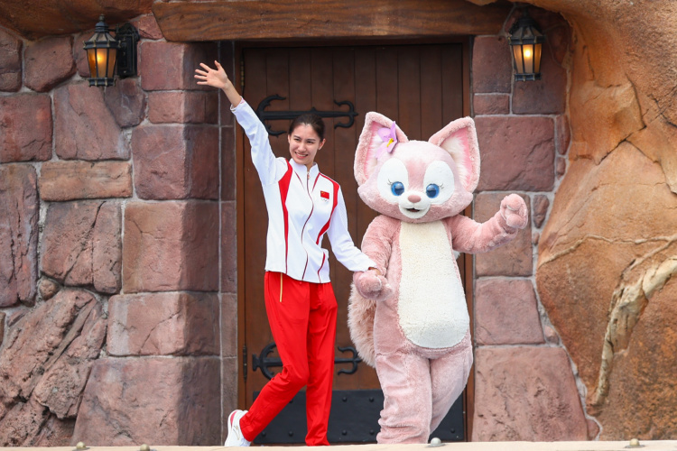 樊振东、覃海洋、吴愉、郭崎琪……奥运健儿“组团”现身上海迪士尼