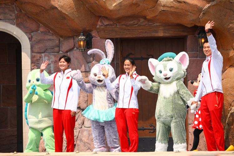 樊振东、覃海洋、吴愉、郭崎琪……奥运健儿“组团”现身上海迪士尼