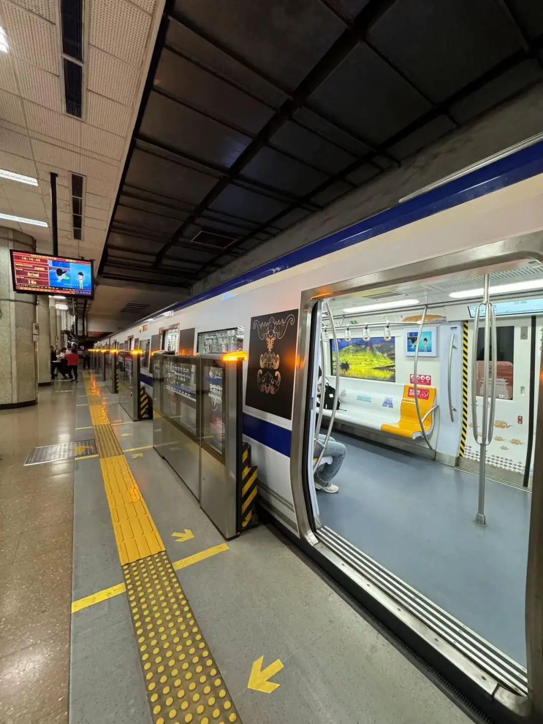 中轴线专列上新！快来北京地铁2号线打卡