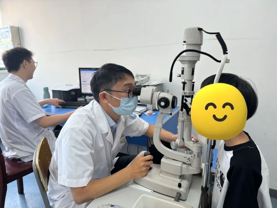 比手机还伤眼睛！孩子圈中的网红，却让家长“抓狂”，有人直接把它砸了