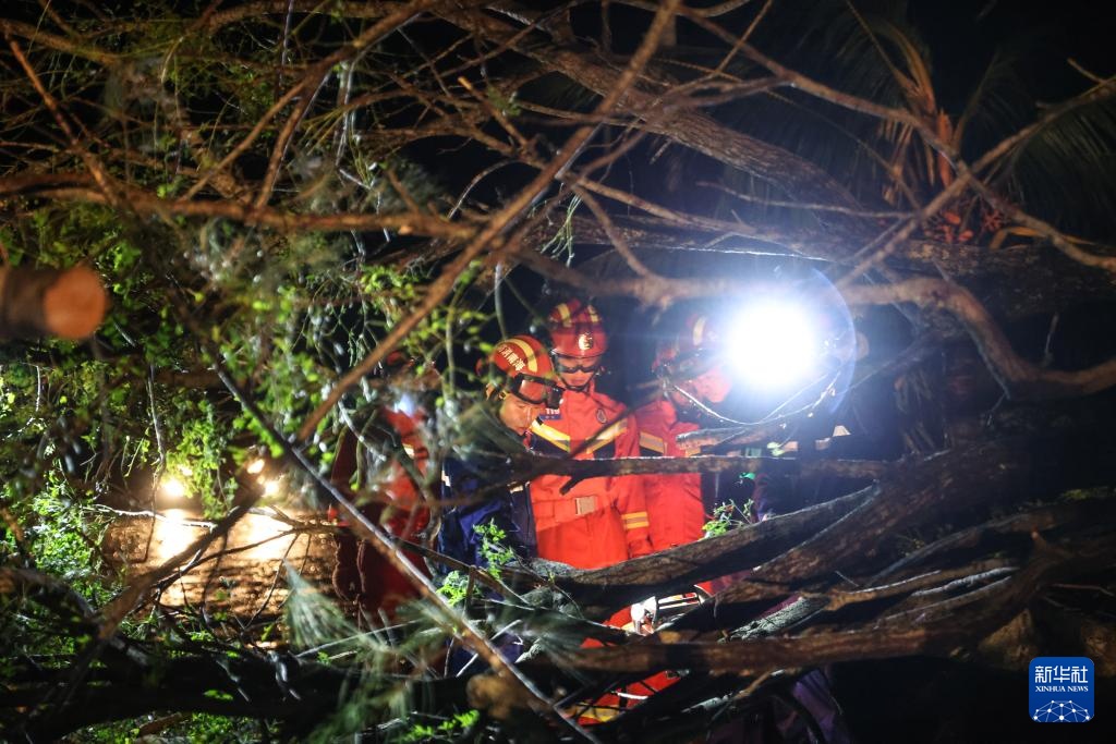 海南:台风“摩羯”登陆一线见闻 海南:台风“摩羯”登陆一线见闻