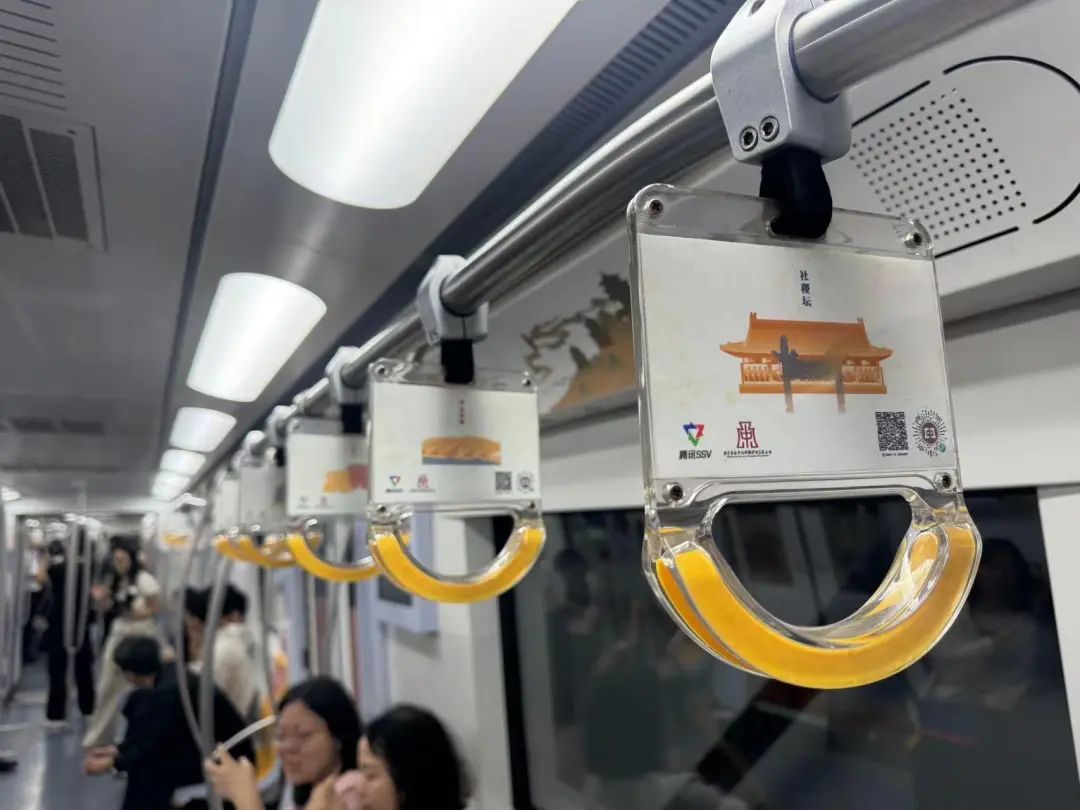 中轴线专列上新！快来北京地铁2号线打卡