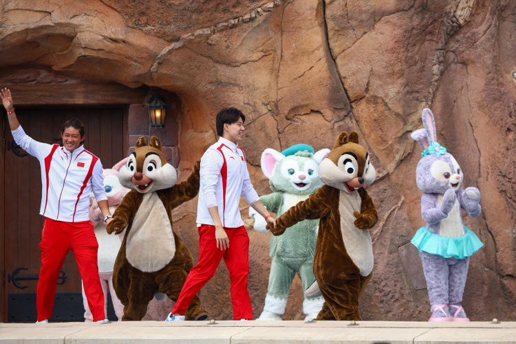 樊振东、覃海洋、吴愉、郭崎琪……奥运健儿“组团”现身上海迪士尼