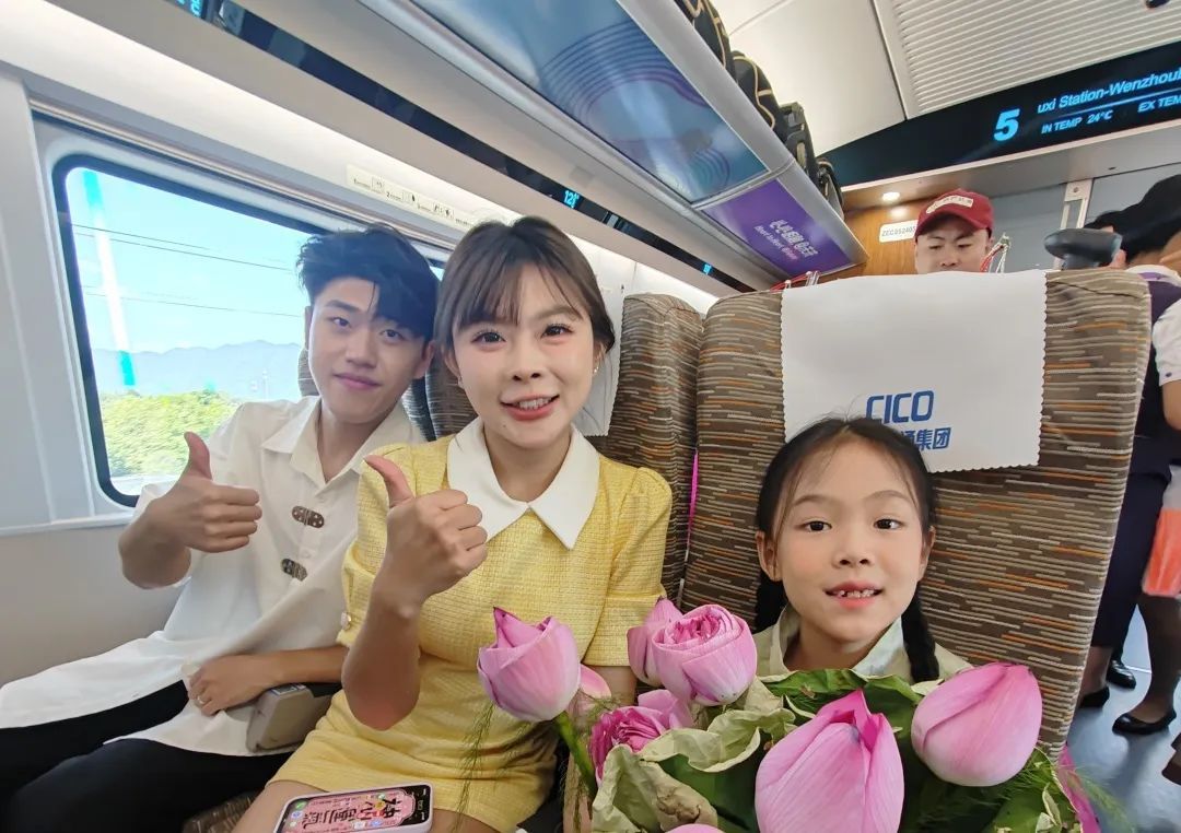 首发列车开出! 首发列车开出!