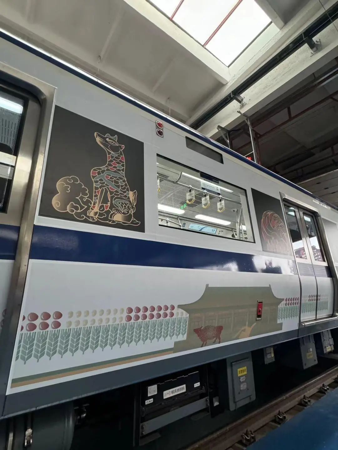 中轴线专列上新！快来北京地铁2号线打卡