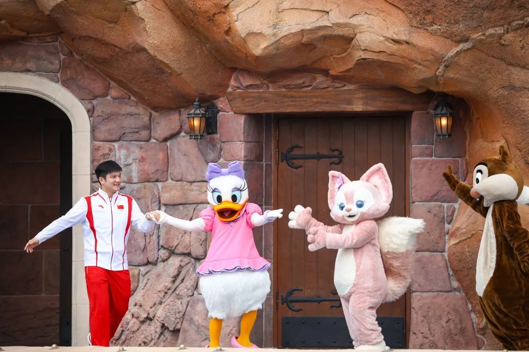 樊振东等奥运健儿,现身上海迪士尼 樊振东等奥运健儿,现身上海迪士尼