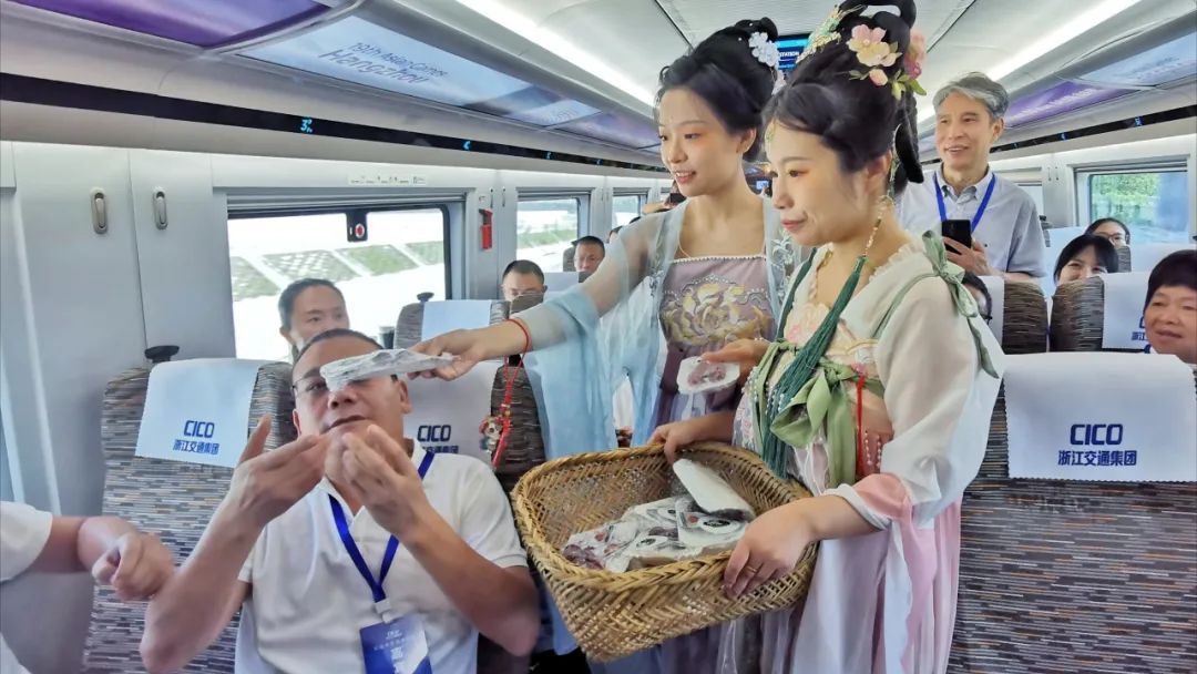 首发列车开出! 首发列车开出!