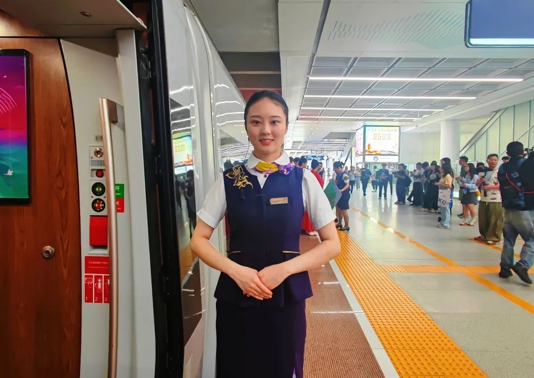 首发列车开出! 首发列车开出!