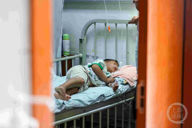 5岁男童误喝强碱水命悬一线，上千好心人接力驰援