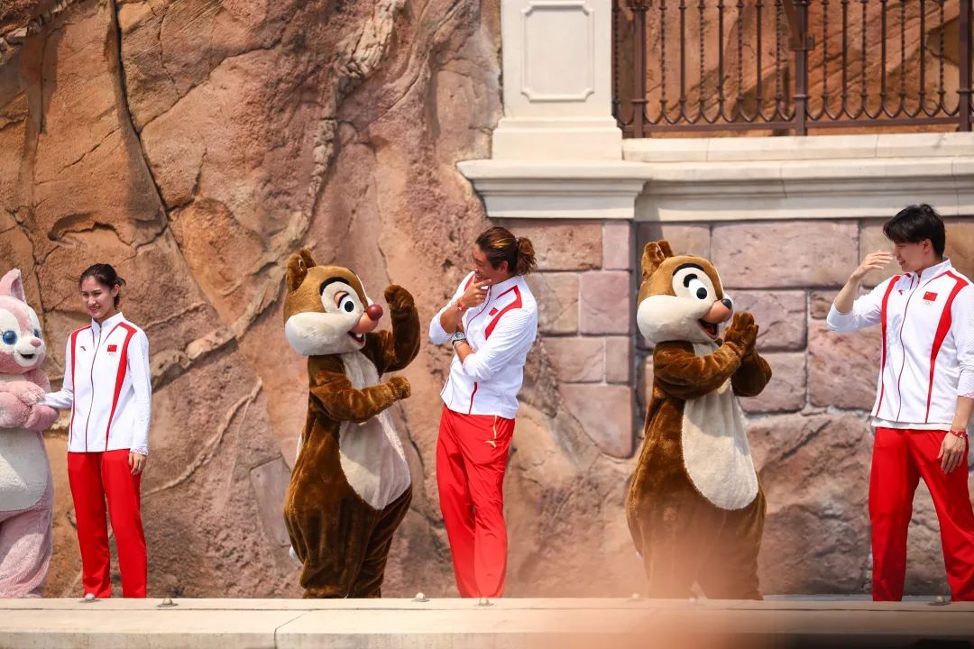 樊振东等奥运健儿,现身上海迪士尼 樊振东等奥运健儿,现身上海迪士尼