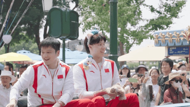 梦幻联动!樊振东、覃海洋现身上海迪士尼,网友:现在去来得及吗 梦幻联动!樊振东、覃海洋现身上海迪士尼,网友:现在去来得及吗