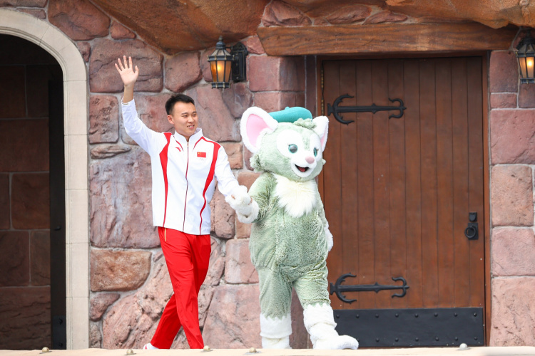 樊振东、覃海洋、吴愉、郭崎琪……奥运健儿“组团”现身上海迪士尼