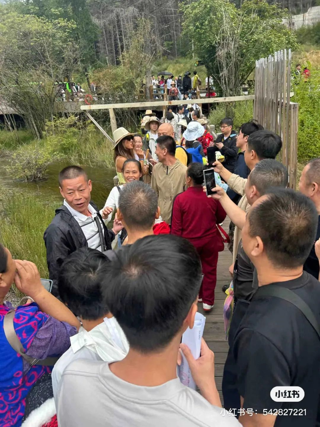 郑钦文现身九寨沟！变身“合影打卡点”