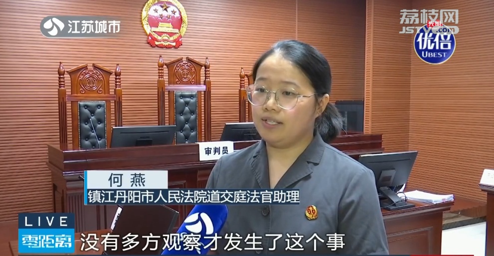 公交临停，镇江一老人下车被撞！