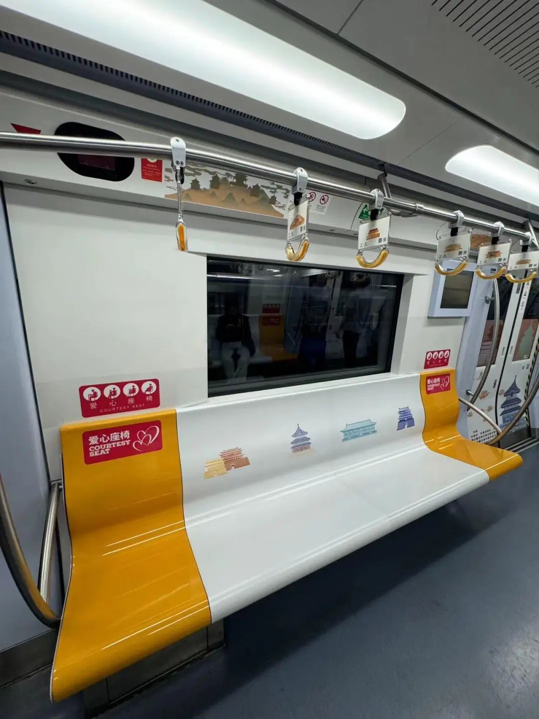 中轴线专列上新！快来北京地铁2号线打卡