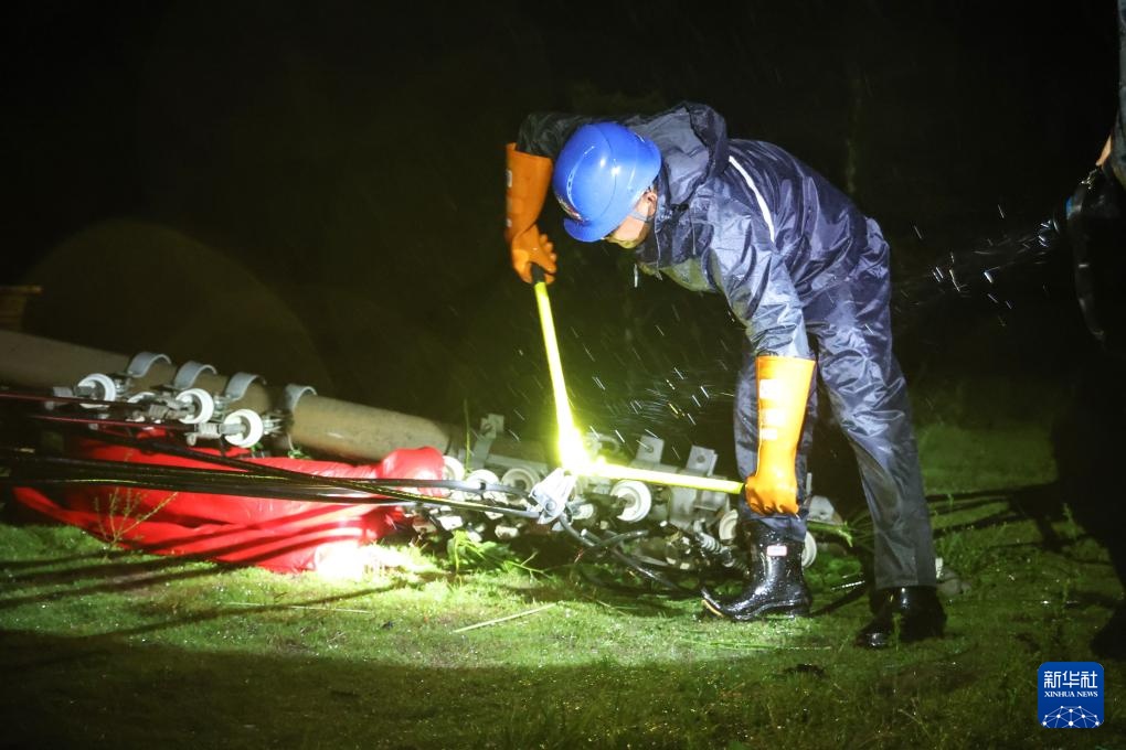 海南:台风“摩羯”登陆一线见闻 海南:台风“摩羯”登陆一线见闻