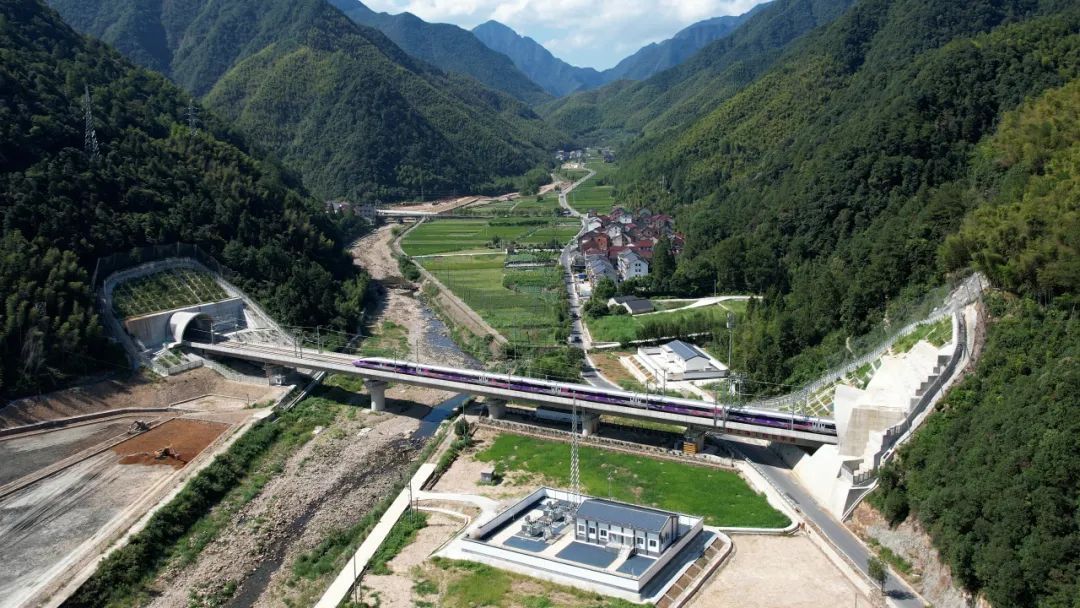 首发列车开出! 首发列车开出!