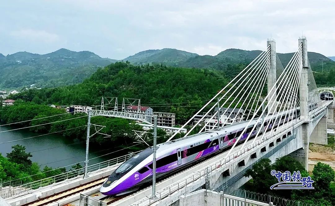 开通运营!紫色复兴号出发! 开通运营!紫色复兴号出发!