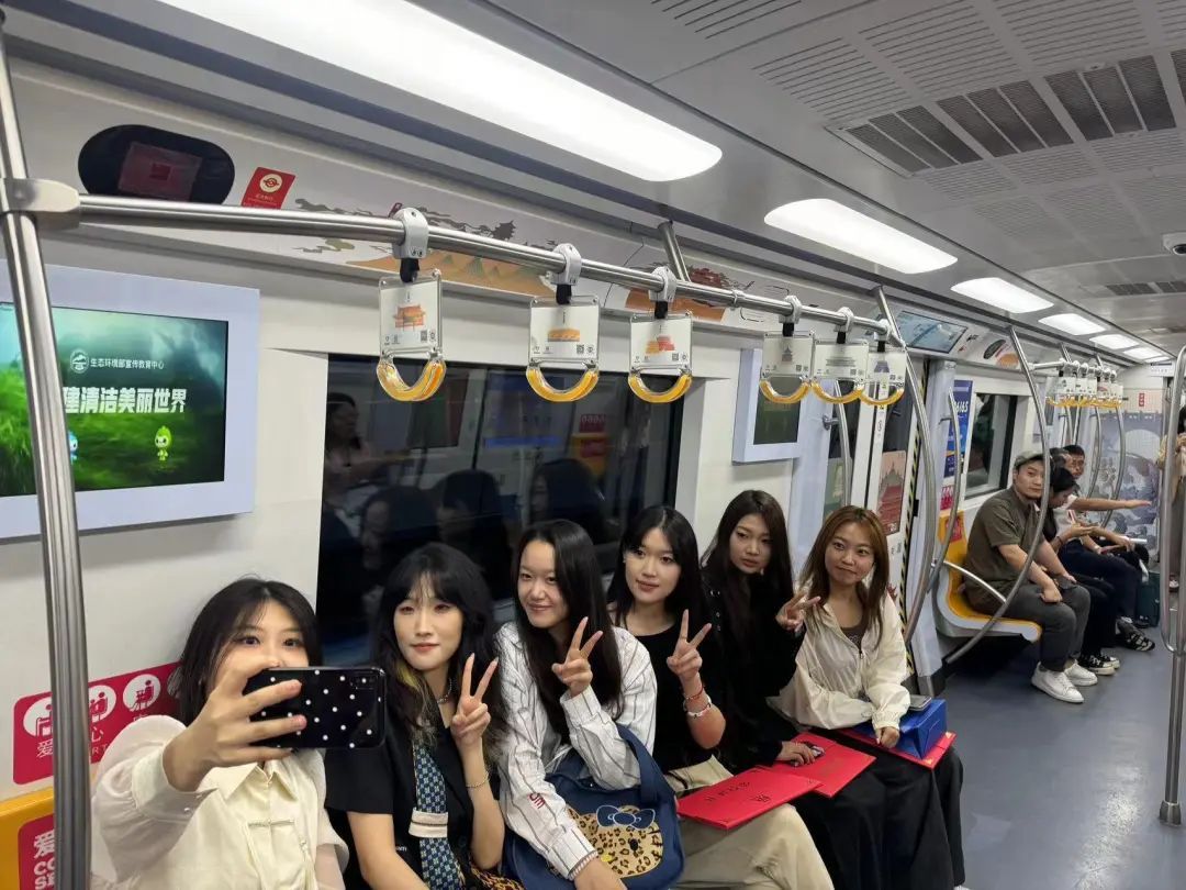 中轴线专列上新！快来北京地铁2号线打卡