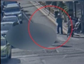 路人闯红灯致电动车车主遭轿车碾压身亡，法院判了：司机无责！