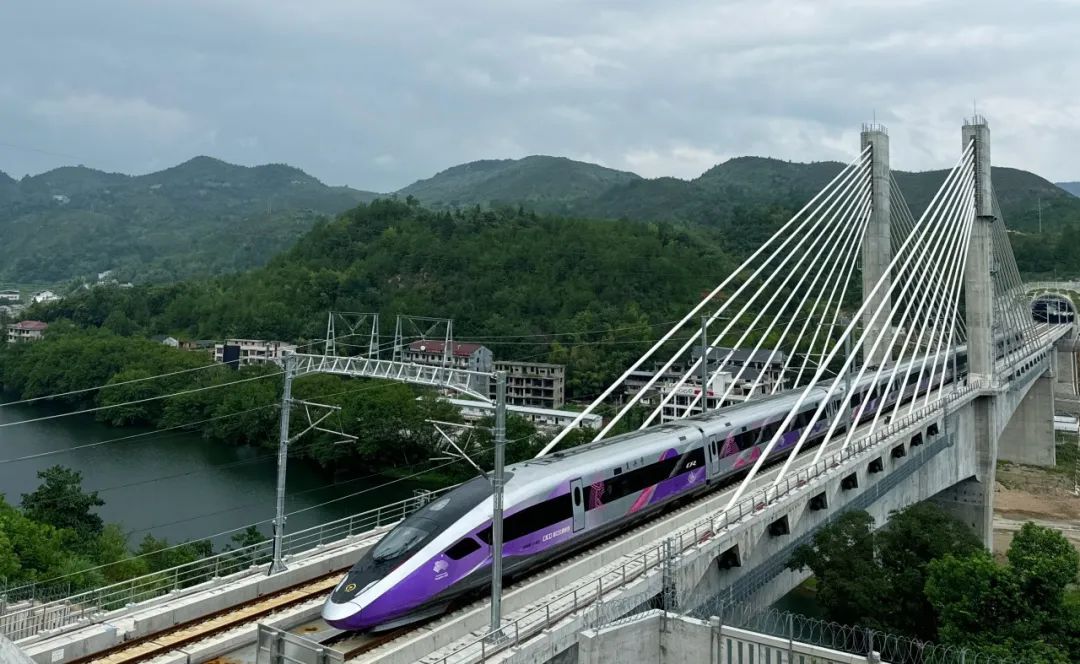 首发列车开出! 首发列车开出!