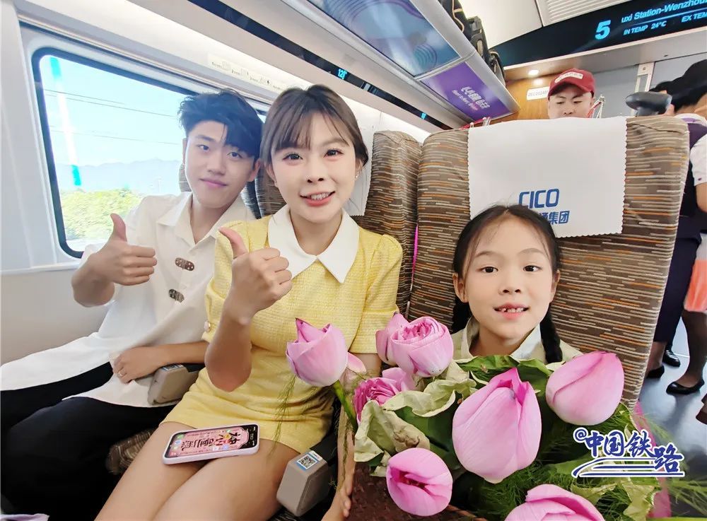 开通运营!紫色复兴号出发! 开通运营!紫色复兴号出发!