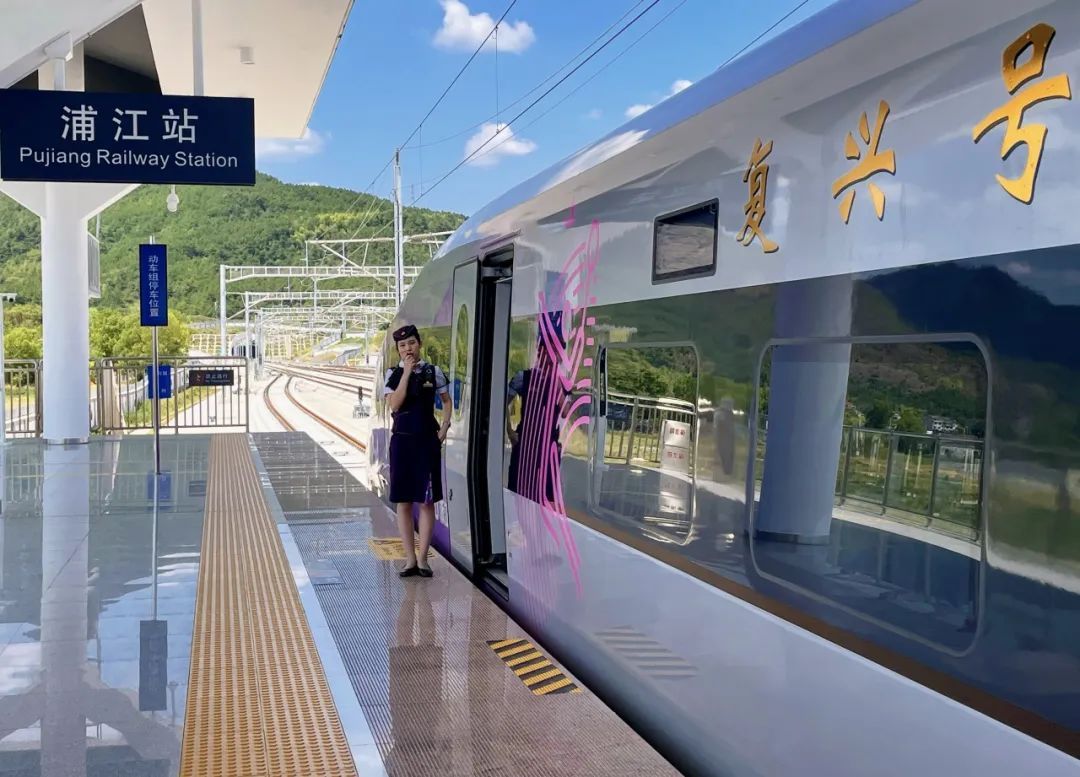 首发列车开出! 首发列车开出!