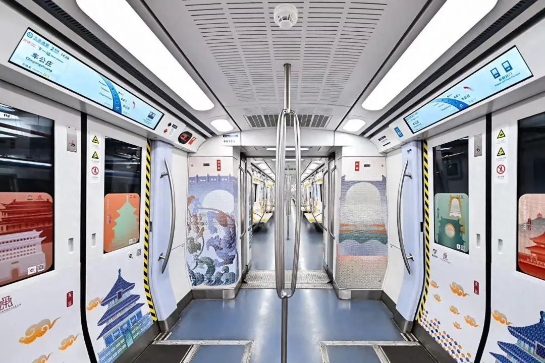 中轴线专列上新！快来北京地铁2号线打卡