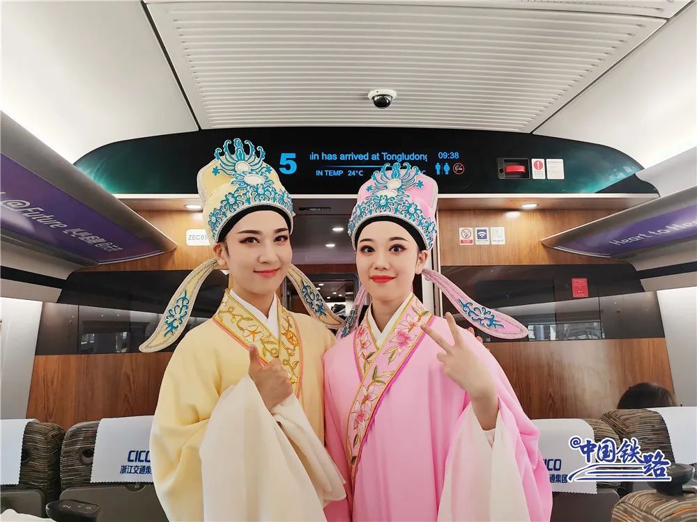 开通运营!紫色复兴号出发! 开通运营!紫色复兴号出发!