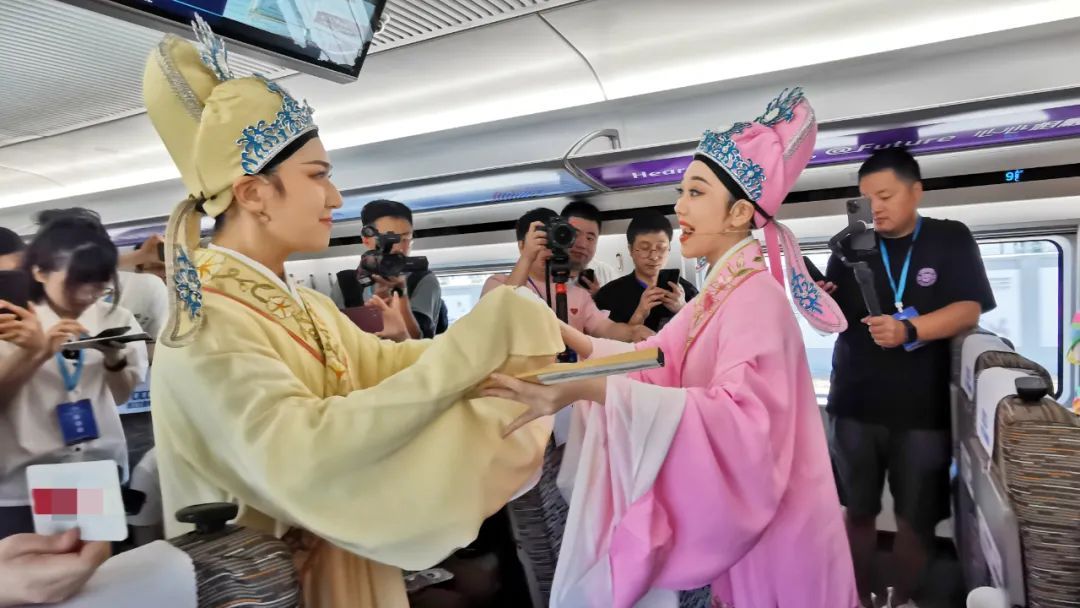 首发列车开出! 首发列车开出!