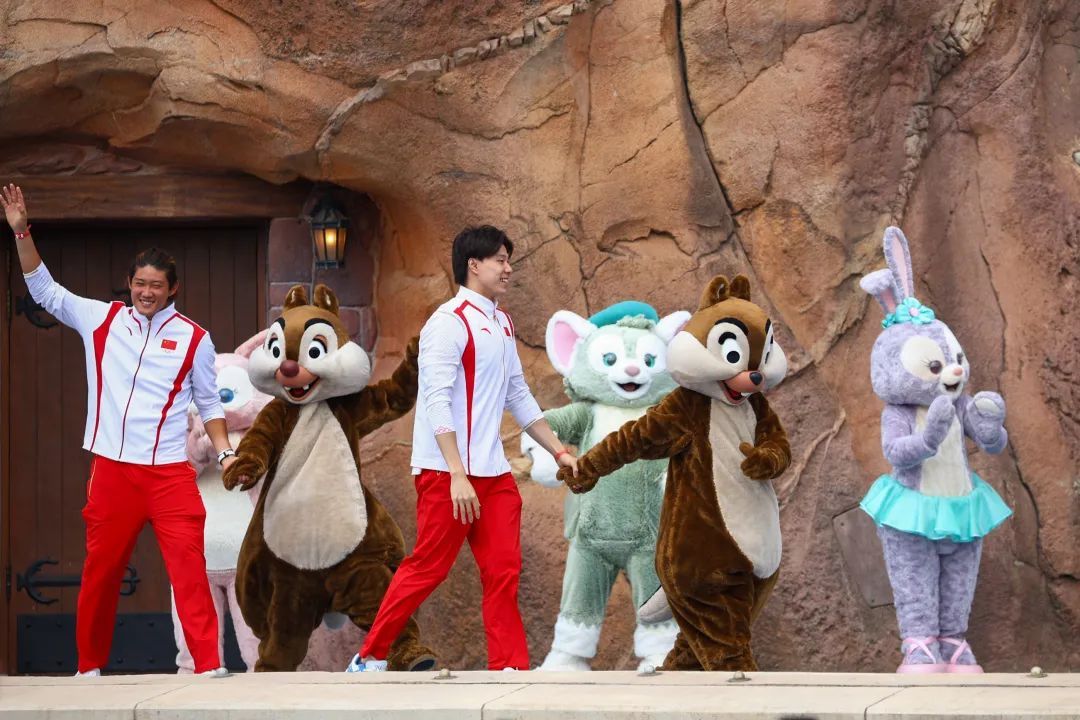 樊振东等奥运健儿,现身上海迪士尼 樊振东等奥运健儿,现身上海迪士尼