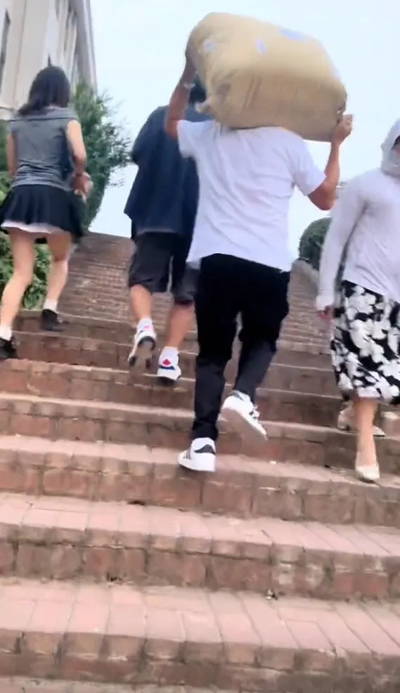 孙卓已到南京工业大学报到,“来到梦开始的地方” 孙卓已到南京工业大学报到,“来到梦开始的地方”