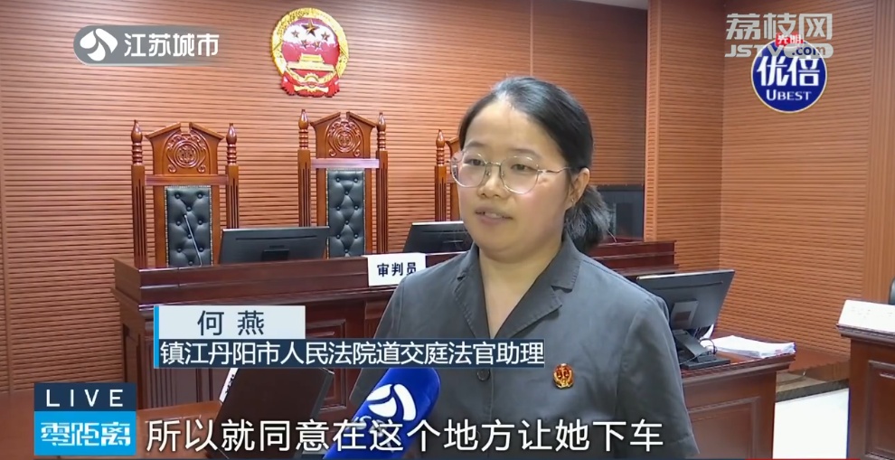 公交临停，镇江一老人下车被撞！